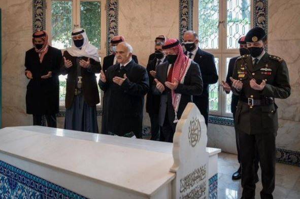 لماذا اختلف لباس الملك في صرح الشهيد عن زيارة الأضرحة؟