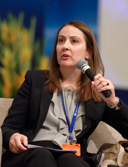 في أول ايام رمضان .. دجاجة تضع الوزيرة مها العلي في موقف محرج ؟!