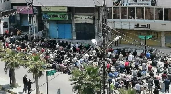 رغم الحظر الشامل.. أهالي عنجرة في عجلون يصلّون الجمعة فيديو