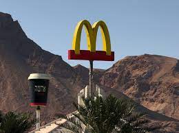 ماكدونالدز.. قصة كشك وجبات سريعة تحول إلى سلسلة عالمية