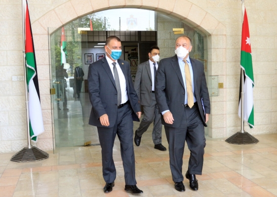 وزير الداخلية يلتقي السفير الامريكي في عمان