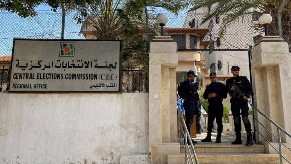 استطلاع رأي يكشف تفوق البرغوثي على الرئيس عباس وفتح على حماس