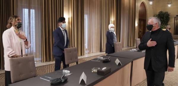 الملك يثني على جهود متطوعين ورياديين في خدمة المجتمع