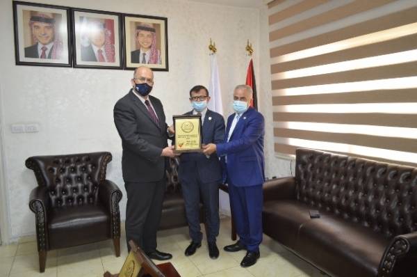 عمان الأهلية تتسلم شهادات ضمان الجوة لكليات : الحقوق والصيدلة وتقنية المعلومات والأعمال