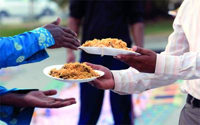 تبادل أطباق الطعام الرمضانية فضيلة متوارثة تتحدى الحداثة