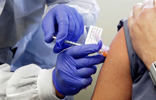 الصحة: اللقاح يحمي من كورونا وأنواعه المتحورة