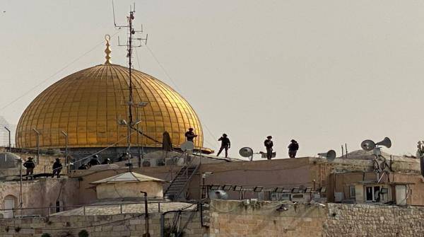 قوات الاحتلال تعتلي أسوار الأقصى وسطح المصلى القبلي وتخلي الحرم