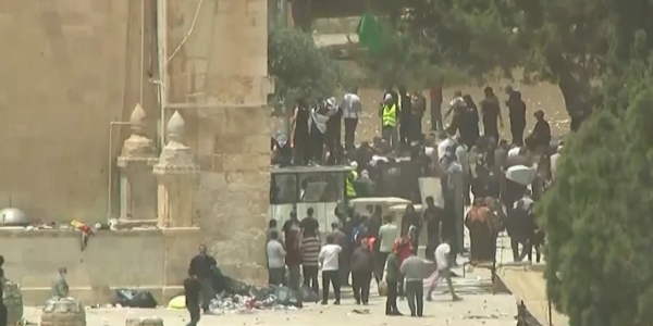 مرابطو الأقصى يقررون البقاء داخل المسجد لمنع اقتحامه