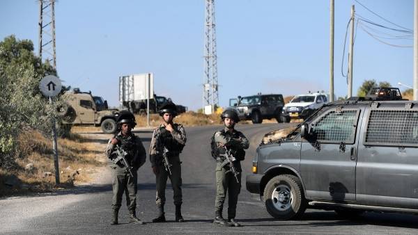 إصابة مستوطن بعملية طعن في اللد وانسحاب المنفذ