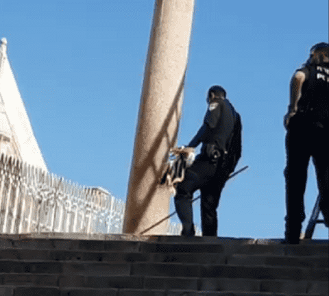 قوات الاحتلال تزيل علم الأردن من باحات الأقصى  فيديو