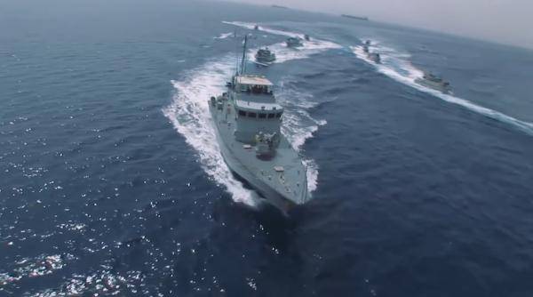 القوة البحرية تخمد حريقاً في قارب سياحي