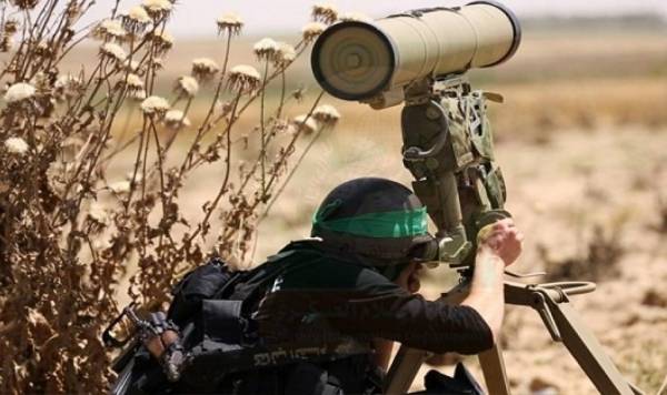 كتائب القسام تستهدف حافلة لنقل الجنود قرب قاعدة زيكيم شمال قطاع غزة بصاروخ موجه