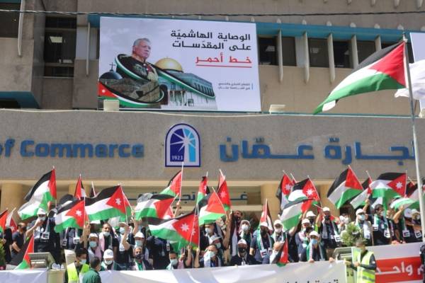 تجارة عمان تحتفل بالنصر.. اعلام فلسطينة وأردنية وتوزيع ورود وكنافة والعلم الصهيوني تحت الأقدام  ـ صور