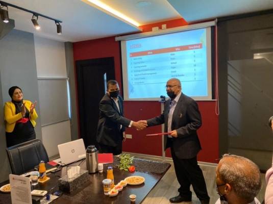 شركة مجمع الضليل الصناعي العقاري توقع اتفاقية تأجير مصنع لشركة ماس الصافي منتجة Nike .. (صور)