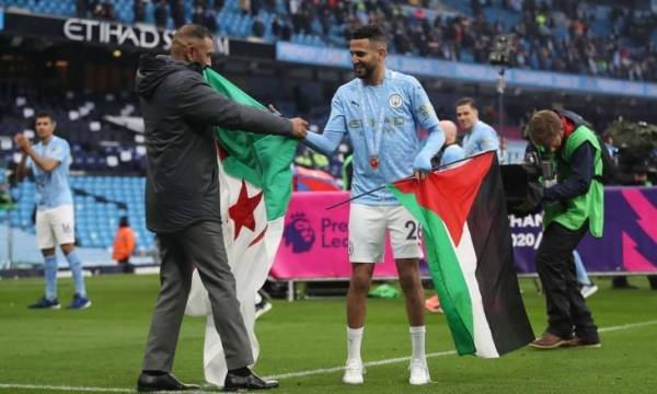 رياض محرز يرفع علم فلسطين أثناء الاحتفال بالتتويج بلقب الدوري الإنكليزي