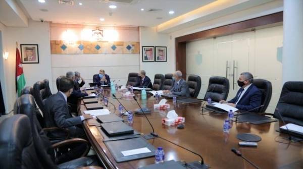 الحكومة تحيل استيضاحين لمكافحة الفساد وتكشف مخالفات بترقيات موظّفين