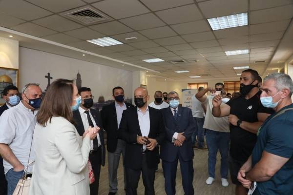 وزيرة الصناعة تطلع في  تجارة عمان على إجراءات تقديم طلبات إعادة فتح المنشآت المغلقة