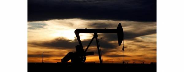 النفط يغلق مرتفعا بعد أن سجل أعلى مستوياته في 15 شهرا