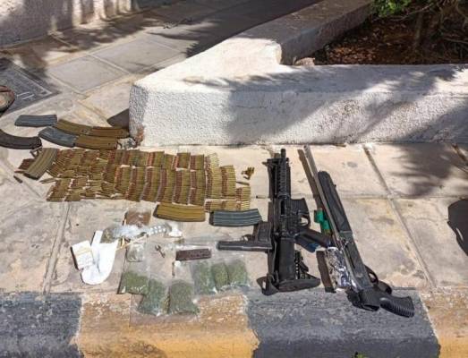 القبض على تاجر ومروج للمواد المخدرة غرب البلقاء ..(صور)