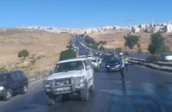 ازدحام مروري خانق في شارع الأردن اثر تدهور مركبة وانسكاب ديزل