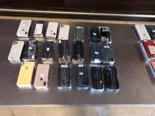 إحباط تهريب (200) جهاز آيفون في المطار
