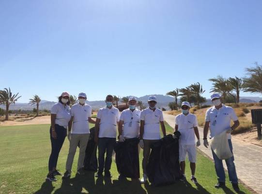 واحة أيلة تطلق حملة تطوُع لموظفيها لتنظيف مرافقها