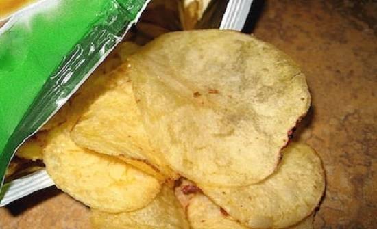 ضبط كمية من الشيبس منتهي الصلاحية في منطقة بيرين بالزرقاء