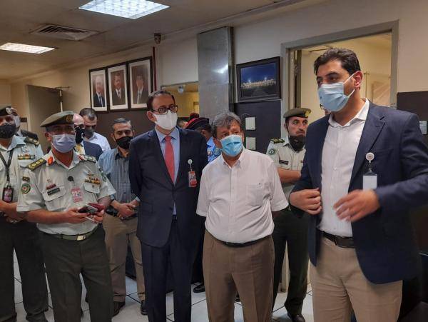 وزير النقل يدعو لتحسين إجراءات في المطار