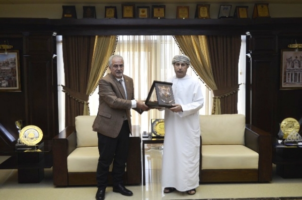 رئيس عمان الأهلية يكرم الملحق الثقافي العُماني السابق بمناسبة انتهاء فترة عمله