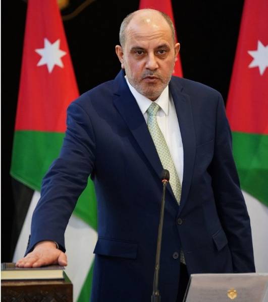 هل يعلم وزير العمل عن تهديدات موظفة ووعيدها لمدراء شركات كبرى ؟؟