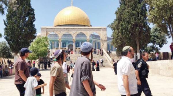 مستوطنون متطرفون يقتحمون الأقصى بحراسة شرطة الاحتلال