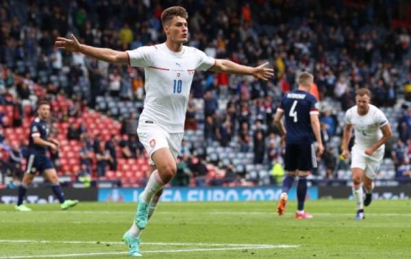 دمفريس ولوكاتيلي بين خمسة لاعبين سطع نجمهم في أول أدوار “يورو 2020”