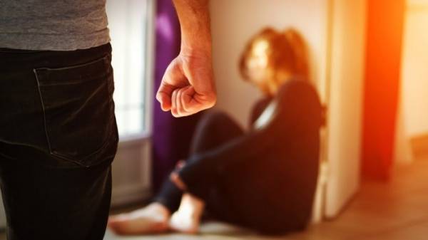 رجل يقتل زوجته ضربا وخنقا في البلقاء