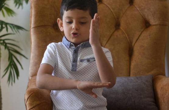 أصغر معلم للغة الإشارة في الأردن