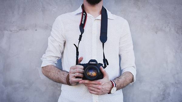 كاميرا وتسول .. أين هيئة الإعلام ؟!