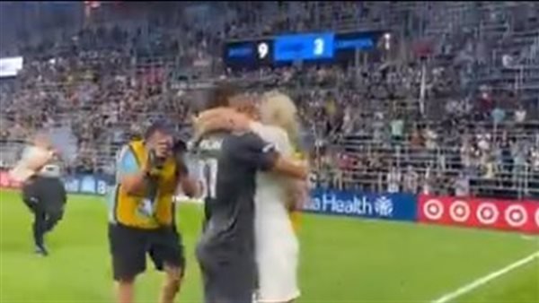 عقب المباراة .. لاعب كرة قدم يتقدم لخطبة حبيبته في أرضية الملعب