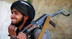 مقطع متداول يظهر مقاتلين من تنظيم طالبان يتأرجحون ـ فيديو