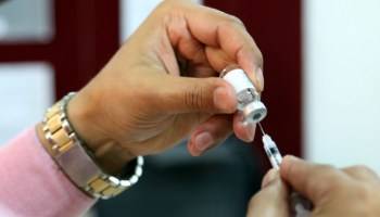 الصحة: جرعة معززة من فايزر لمن تلقى جرعتين سينوفارم