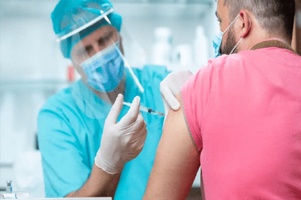 المفوضية الأوروبية: تطعيم 200 مليون شخص ضد كورونا