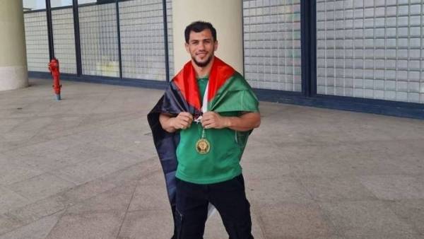 وقف الجزائري فتحي نورين بسبب رفضه مواجهة إسرائيلي..