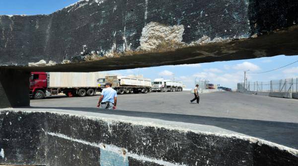 الاحتلال يمنع إدخال 24 شاحنة وقود إلى غزة