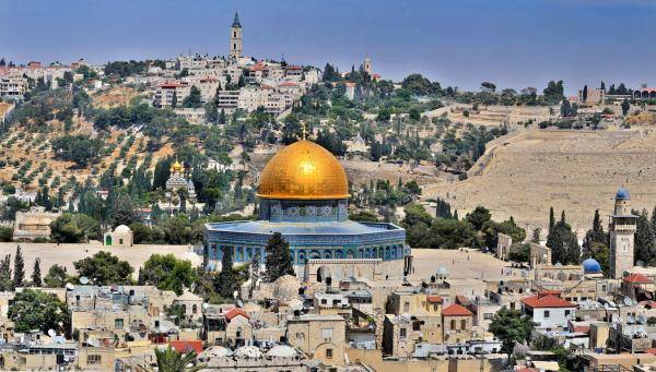 مستوطنون متطرفون يقتحمون باحات الأقصى