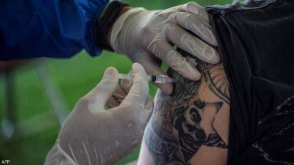 بايدن يطالب الولايات الأميركية بمنح 100 دولار لغير المطعمين