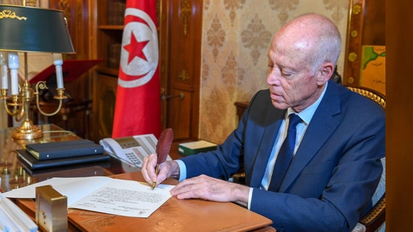 الأزمة في تونس: قيس سعيد يعزل وزيرين