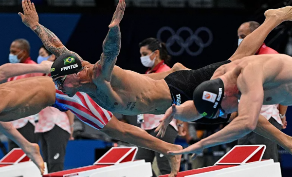 السر وراء ارتداء السباحين الأولمبيين قبعتين في المسابقات