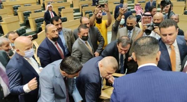 العداون يغيب عن جلسة النواب والحكومة