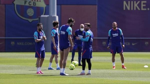 نجوم برشلونة يودعون ميسي برسائل مؤثرة