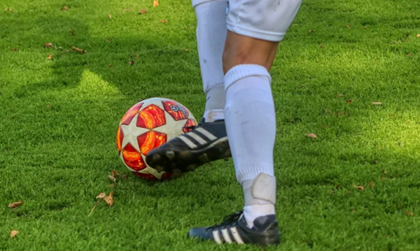 لاعبة كرة قدم تخلع ملابسها لتثبت أنها أنثى