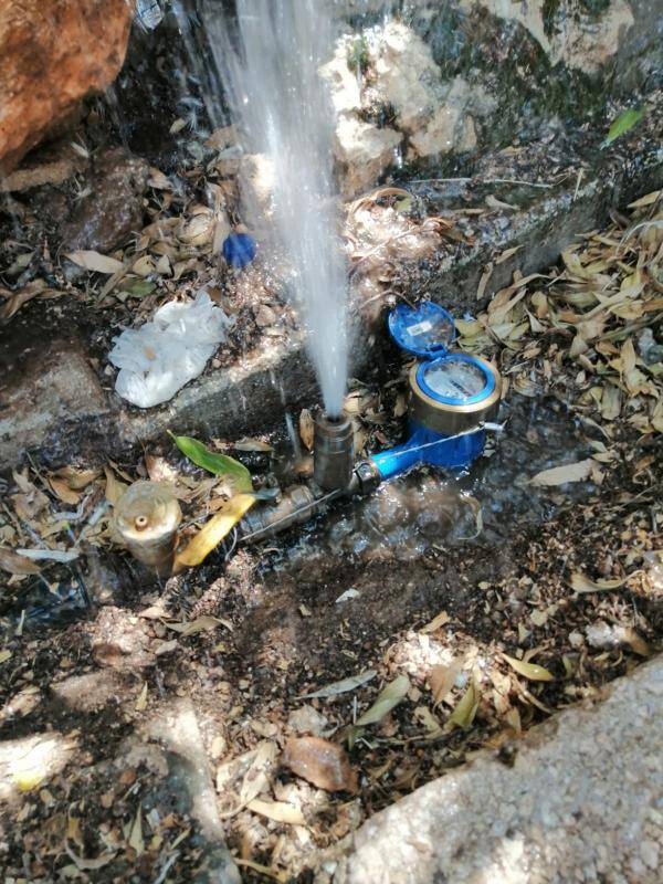 ضبط عشرات الاعتداءات على خطوط مياه تسحب 100 الف م3 لمزارع وبرك سباحة