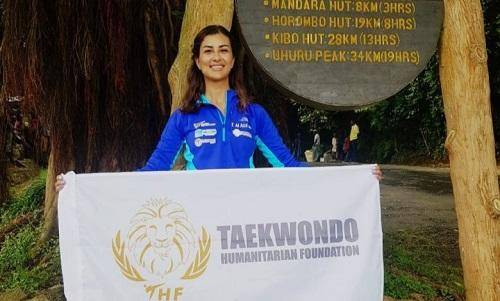 أردنية تتسلق جبلا في روسيا دعما للاجئين